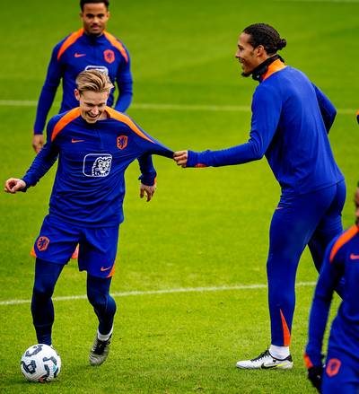 Oranje zonder Virgil van Dijk en Frenkie de Jong naar Bosnië: ‘Beter voor ze om het trainingskamp te verlaten’