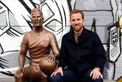 Engelsen drijven spot met standbeeld Harry Kane: kunstwerk lijkt niet op spits van Bayern en Engeland