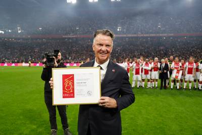 Louis van Gaal benoemd tot erelid van Ajax: ‘Ik ben zeer verrast, jullie zijn geweldig!’