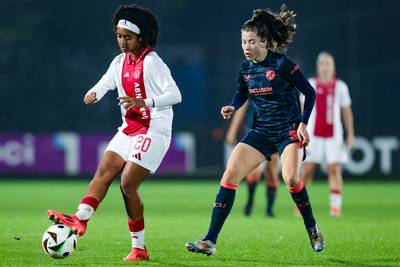 Voetbalsters van Ajax pakken dankzij doelpunt van Lily Yohannes de koppositie in de competitie