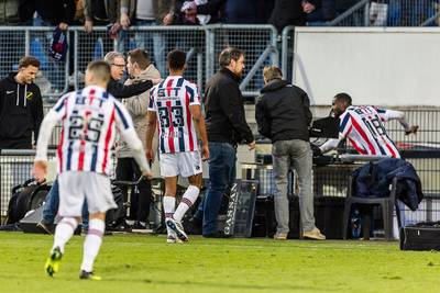 Spelers en staf van Willem II en NAC Breda na beladen derby met elkaar op de vuist in spelerstunnel