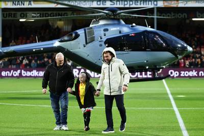 Met helikopter stadion in: na loodzware periode beleeft Ryan (8) dag van zijn leven bij Go Ahead Eagles