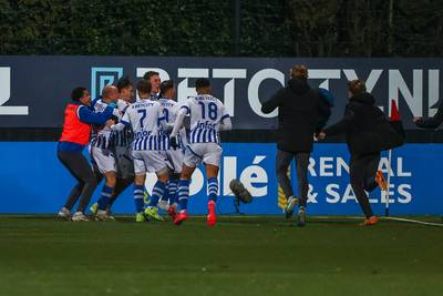 Dakpannen op veld in Helmond: ‘Normaal gaan we voor plastic bekertje naar binnen, nu bleven we staan’