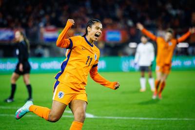 Oranje Leeuwinnen mede dankzij wereldgoal Brugts langs China: ‘In de categorie: van het veld stappen’