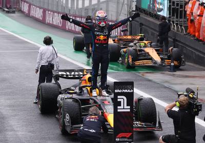 Max Verstappen wint na meesterlijke inhaalrace en neemt in Braziliaanse gekte voorschot op wereldtitel