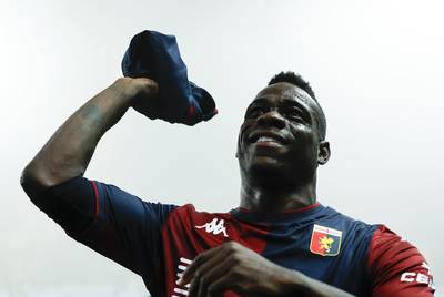 Mario Balotelli maakt na vier jaar rentree in Serie A voor de twaalfde club in zijn carrière