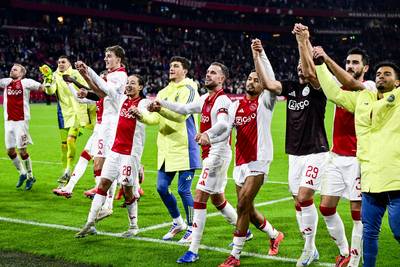 Ajax maakt droomweek compleet met zege op koploper PSV in zinderende topper