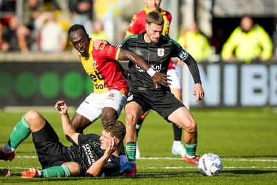 Go Ahead Eagles vecht zich naar punt in rumoerige derby tegen PEC Zwolle