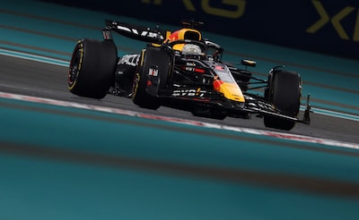 Max Verstappen blijft steken op zeventiende (!) tijd in Abu Dhabi: ‘We zitten niet op het niveau van McLaren’