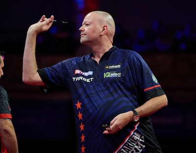 Van Barneveld schudt het hoofd: Barney in grote problemen tegen Welshman