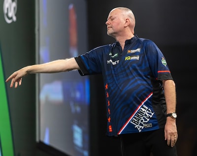 Van Barneveld ‘met stomheid geslagen’ na dramatische exit: ‘Het was een puinhoop’