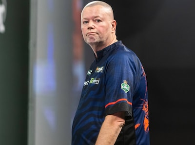 Raymond van Barneveld ‘met stomheid geslagen’ na dramatische aftocht op WK darts: ‘Het was een puinhoop’